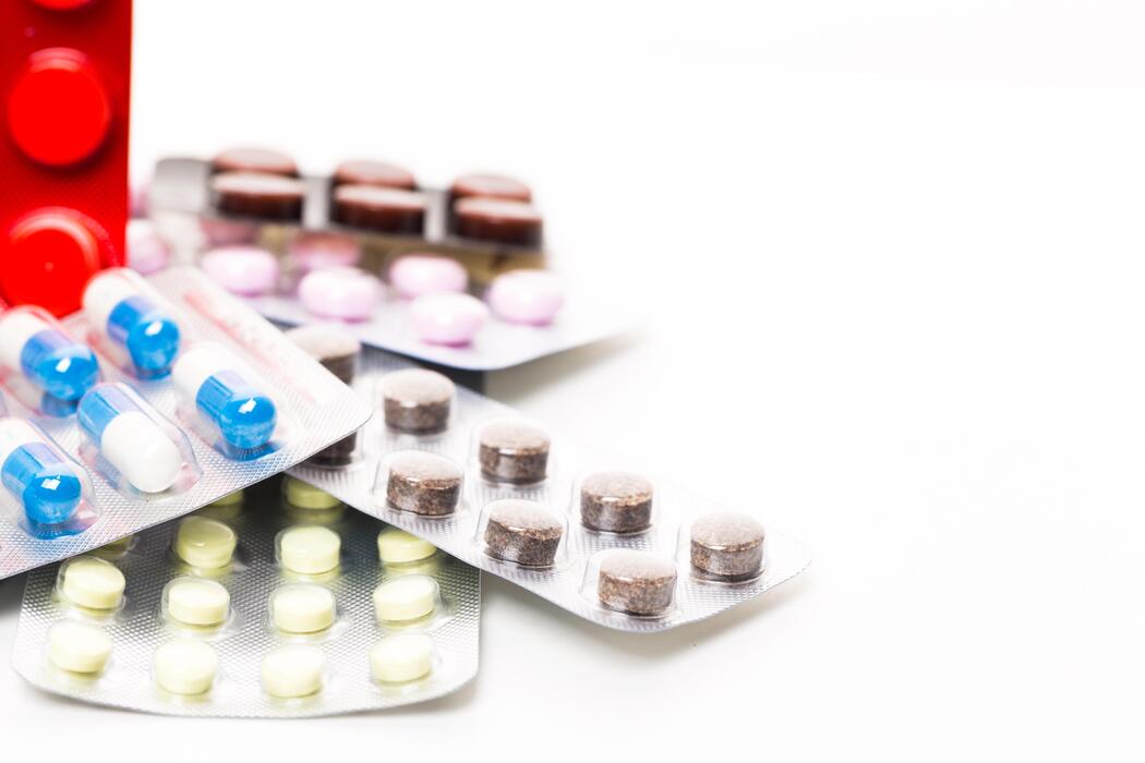Sildenafil oral jelly how to use - A pile of pills and tablets on a white background
