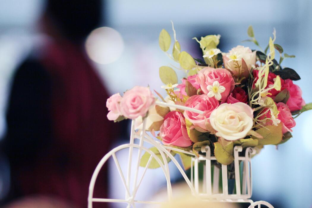 essex sweet cart hire - Beautiful rose Flowers bouquet decorate in wedding ceremony