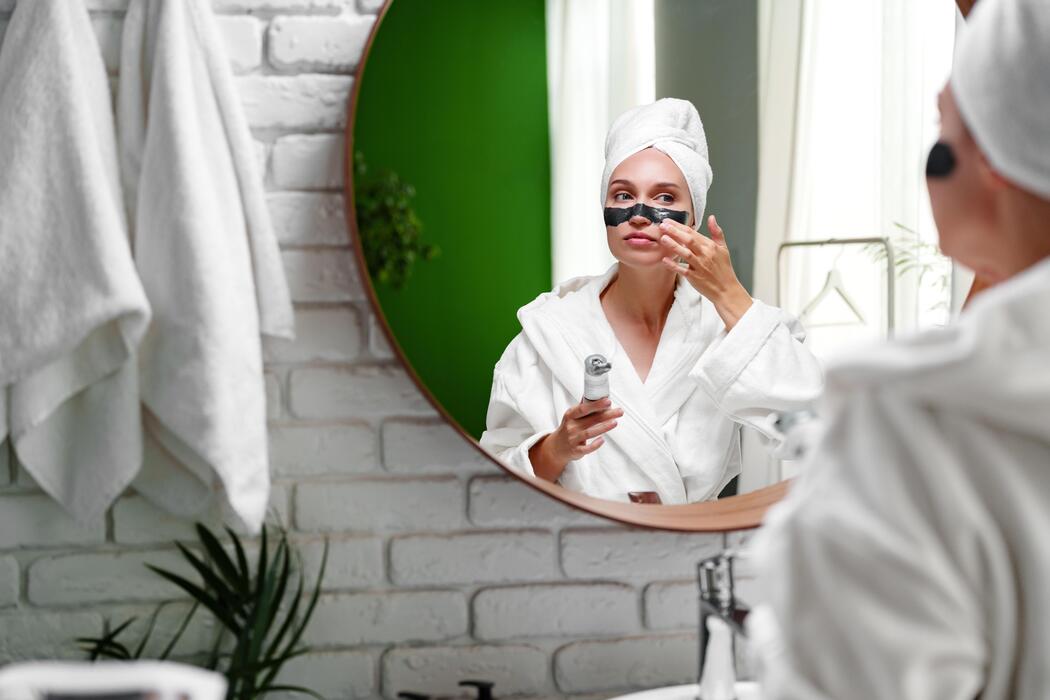 What peptide is Jennifer Aniston using? - A woman in a bathrobe is looking at her phone
